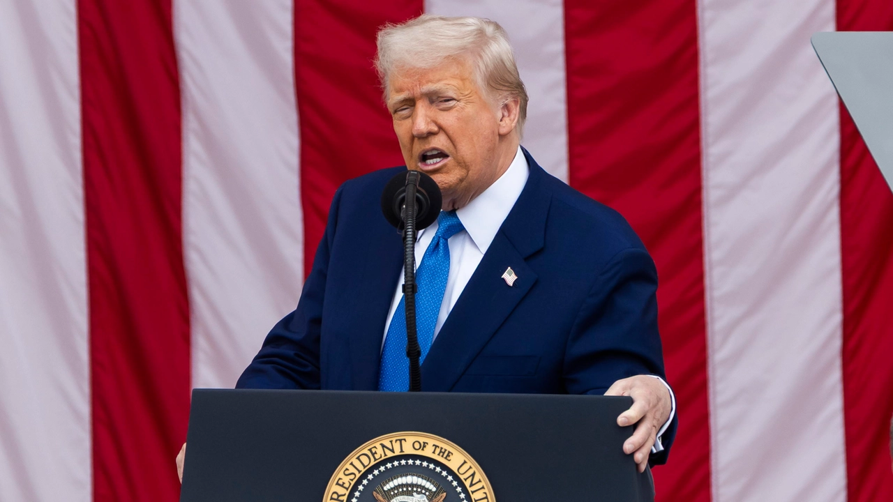 Media: Trump blocca l’iter per il visto agli studenti stranieri. “Si valuteranno i profili social”. La Casa Bianca taglia anche gli ultimi contratti con Harvard