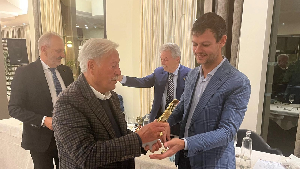 Matteo Betti, schermitore senese, ha vinto la. medaglia d’argento nel fioretto individuale alle Paralimpiadi di Parigi 2024 e inoltre è fresco del titolo italiano Matteo Betti, schermitore senese, ha vinto la. medaglia d’argento nel fioretto individuale alle Paralimpiadi di Parigi 2024 e inoltre è fresco del titolo italiano