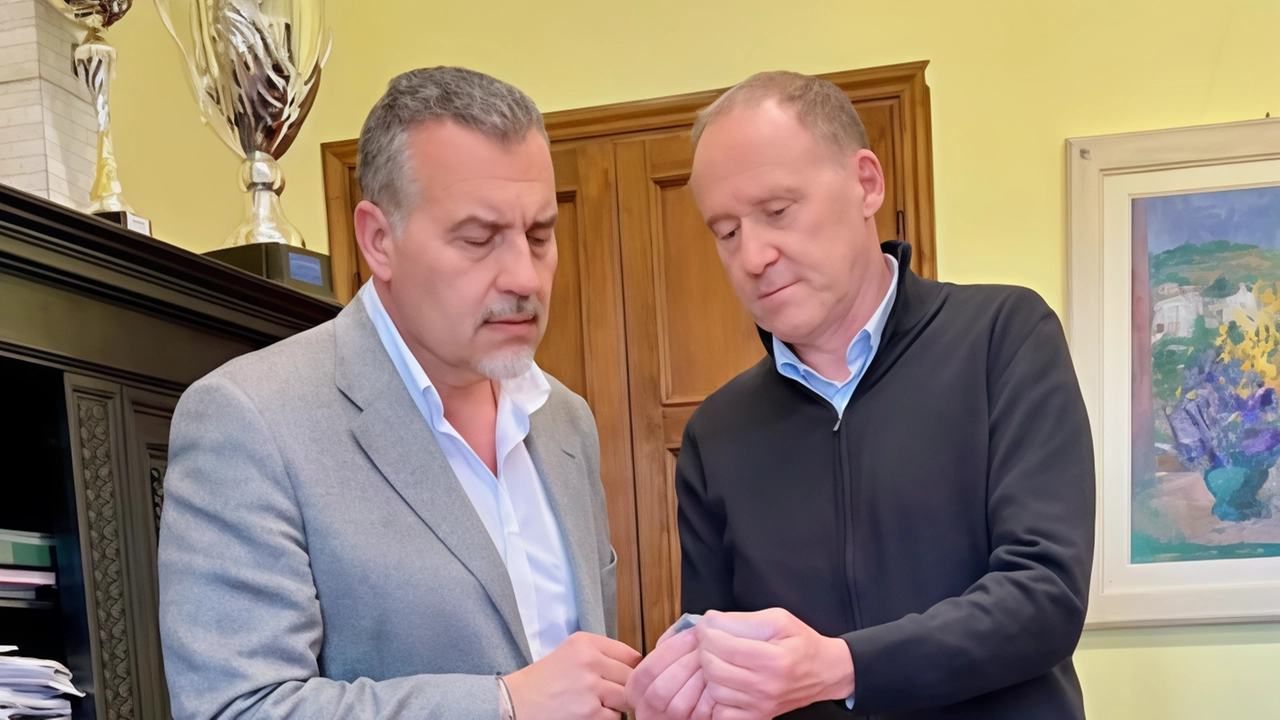 Il sindaco Leonardo Fornaciari con l’assessore Simone. Giannini hanno inviato i campioni all’Arpat Il sindaco Leonardo Fornaciari con l’assessore Simone. Giannini hanno inviato i campioni all’Arpat