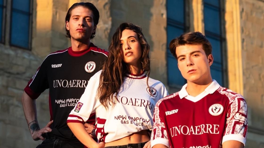Maglie dell Arezzo Calcio il vescovo fa ritirare le foto con la modella in Cattedrale