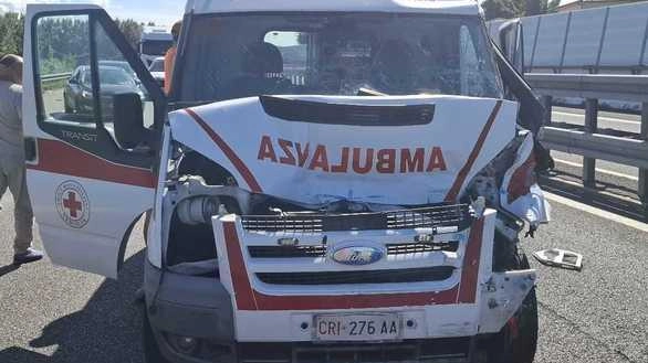 Erano in autostrada, tra Pisa Nord e Pisa Centro, di ritorno dall’ospedale con l’ambulanza della Croce Rossa. A... Erano in autostrada, tra Pisa Nord e Pisa Centro, di ritorno dall’ospedale con l’ambulanza della Croce Rossa. A...