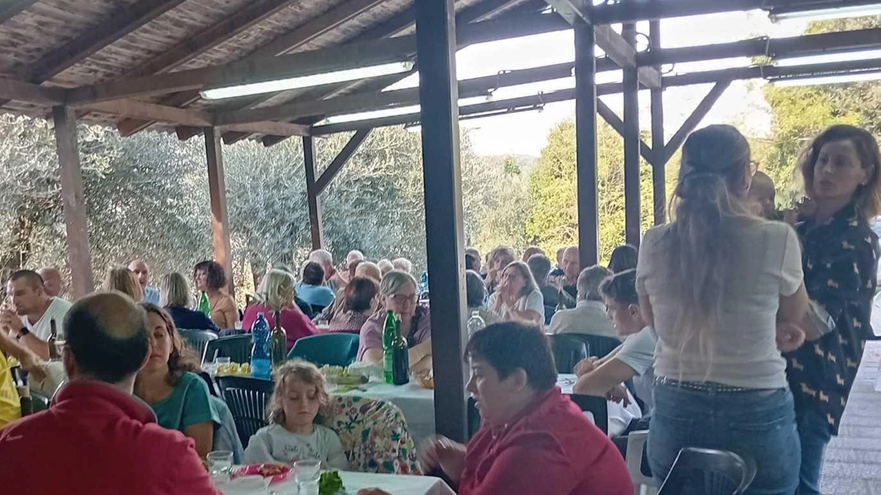 Partecipanti da tutto il territorio comunale per il pranzo a scopo benefico che ha raccolto i fondi necessari all’acquisto del macchinario Partecipanti da tutto il territorio comunale per il pranzo a scopo benefico che ha raccolto i fondi necessari all’acquisto del macchinario
