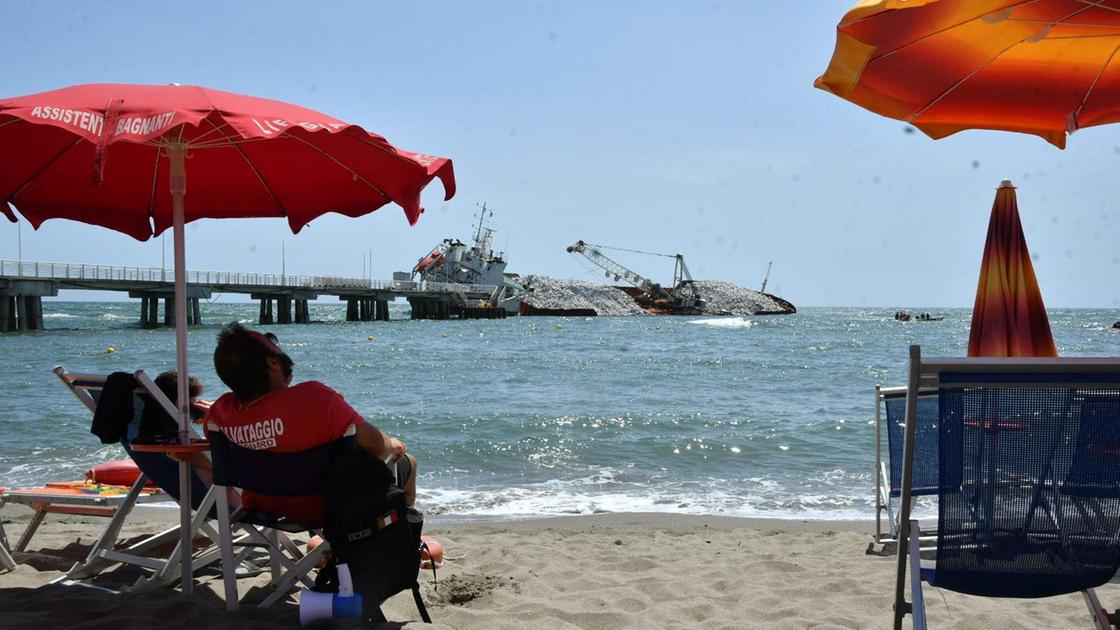 Un bagno con vista sul relitto. Marina di Massa spiaggia di serie B