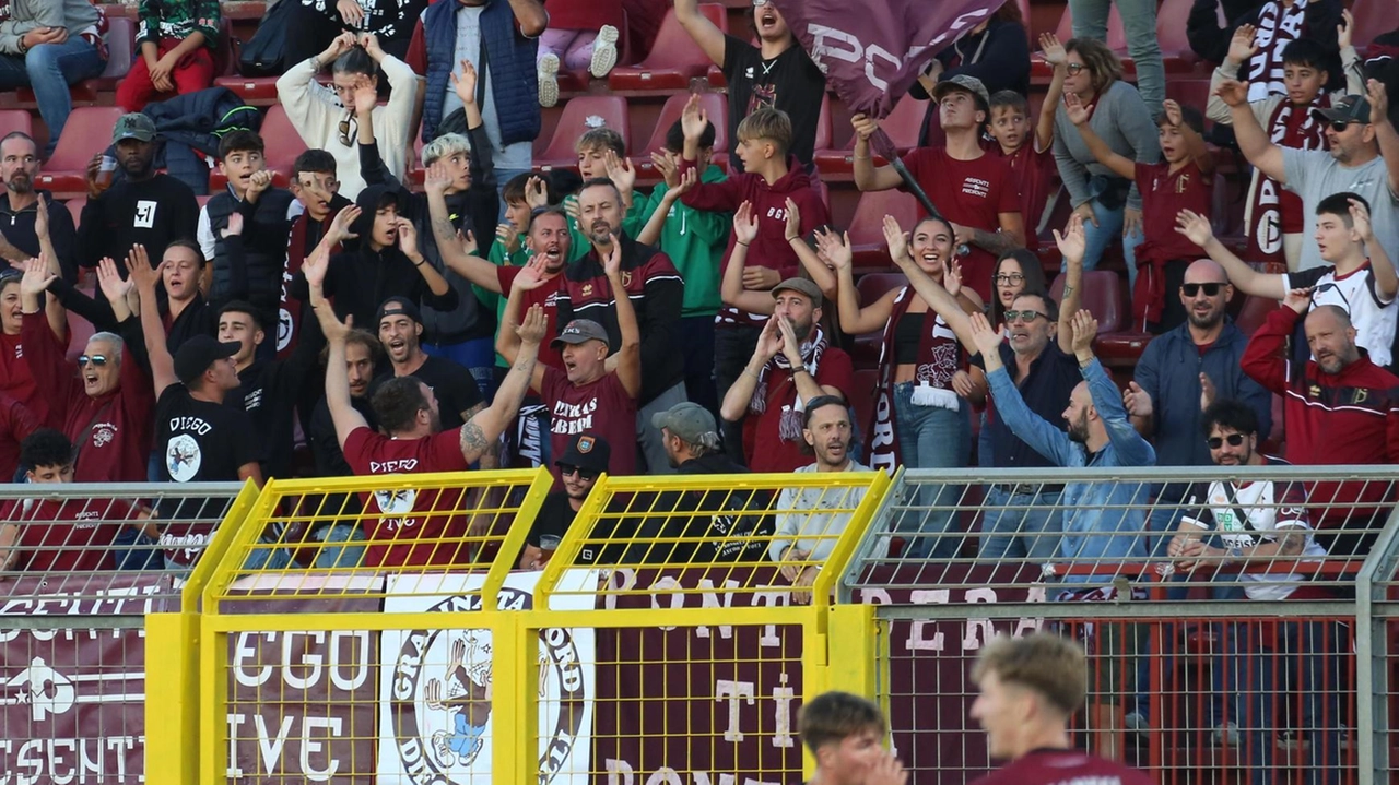 I tifosi granata sempre pronti a sostenere la squadra I tifosi granata sempre pronti a sostenere la squadra