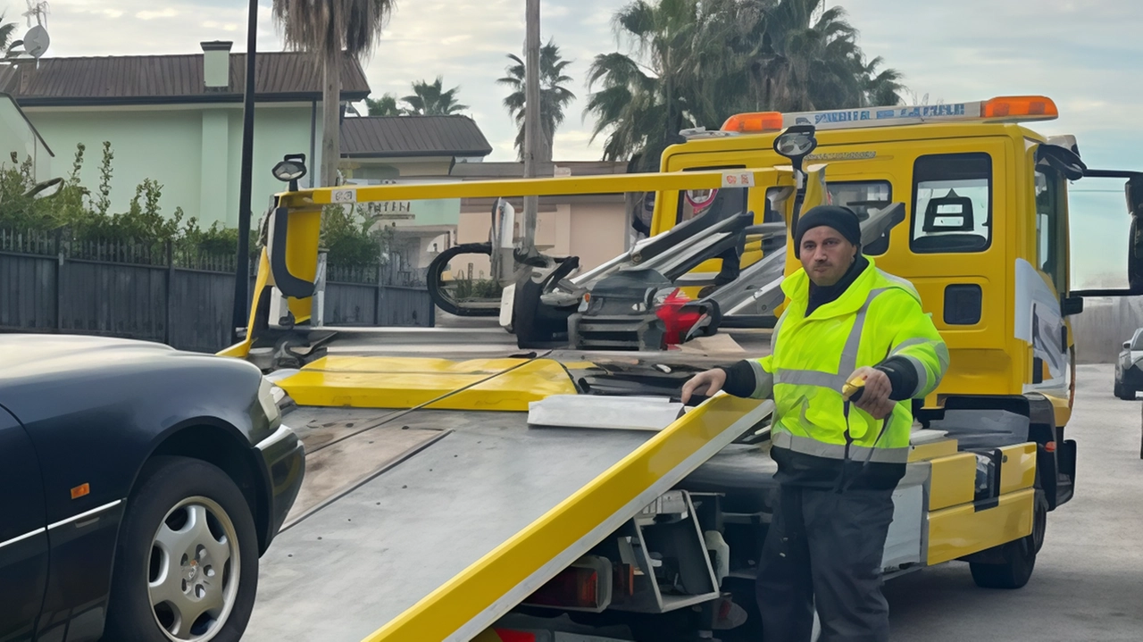 I mezzi in azione ieri nella zona della Renella a Montignoso per rimuovere cinque auto e uno scooter abbandonati I mezzi in azione ieri nella zona della Renella a Montignoso per rimuovere cinque auto e uno scooter abbandonati