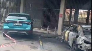 La zona dell’incendio ha distrutto tre auto in strada La zona dell’incendio ha distrutto tre auto in strada