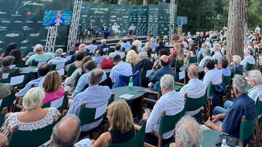 Sono stati 150 ospiti autorevoli che si sono avvicendati sul palco del Caffè e 38 giornalisti coinvolti nella conduzione di talk con ampio seguito Sono stati 150 ospiti autorevoli che si sono avvicendati sul palco del Caffè e 38 giornalisti coinvolti nella conduzione di talk con ampio seguito
