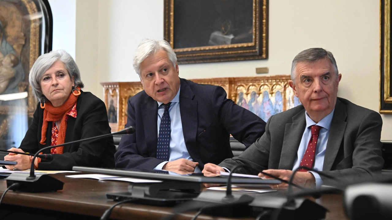 Il presidente uscente della Fondazione Cassa di Risparmio di Lucca, Marcello Bertocchini (al centro) con la direttrice generale, Maria Teresa Perelli, e il vice presidente Raffaele Dominici durante la presentazione del bilancio di fine mandato (foto Alcide). A sinistra, il nuovo presidente Massimo Marsili Il presidente uscente della Fondazione Cassa di Risparmio di Lucca, Marcello Bertocchini (al centro) con la direttrice generale, Maria Teresa Perelli, e il vice presidente Raffaele Dominici durante la presentazione del bilancio di fine mandato (foto Alcide). A sinistra, il nuovo presidente Massimo Marsili