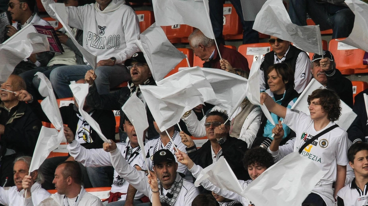 Un’immagine di archivio dei tifosi dello Spezia Un’immagine di archivio dei tifosi dello Spezia