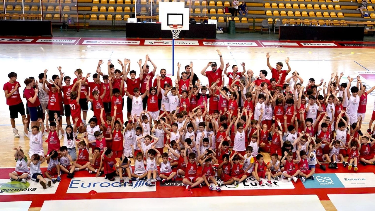 La foto di gruppo di tutti gli atleti e i tecnici per la nuova stagione: dai più grandi ai più piccoli La foto di gruppo di tutti gli atleti e i tecnici per la nuova stagione: dai più grandi ai più piccoli
