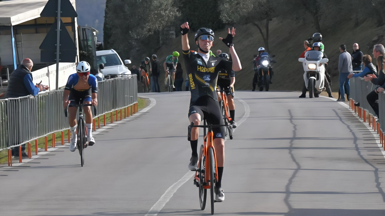 L’arrivo di Bruno a braccia alzate al termine della selettiva salita finale