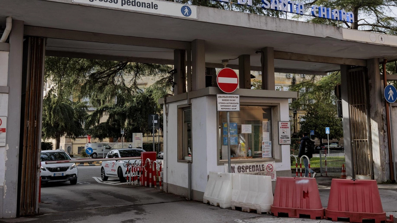 Una delle entrate dell’ospedale Santa Chiara di Pisa alla fine di via Savi (. la foto è di Del Punt per Valtriani