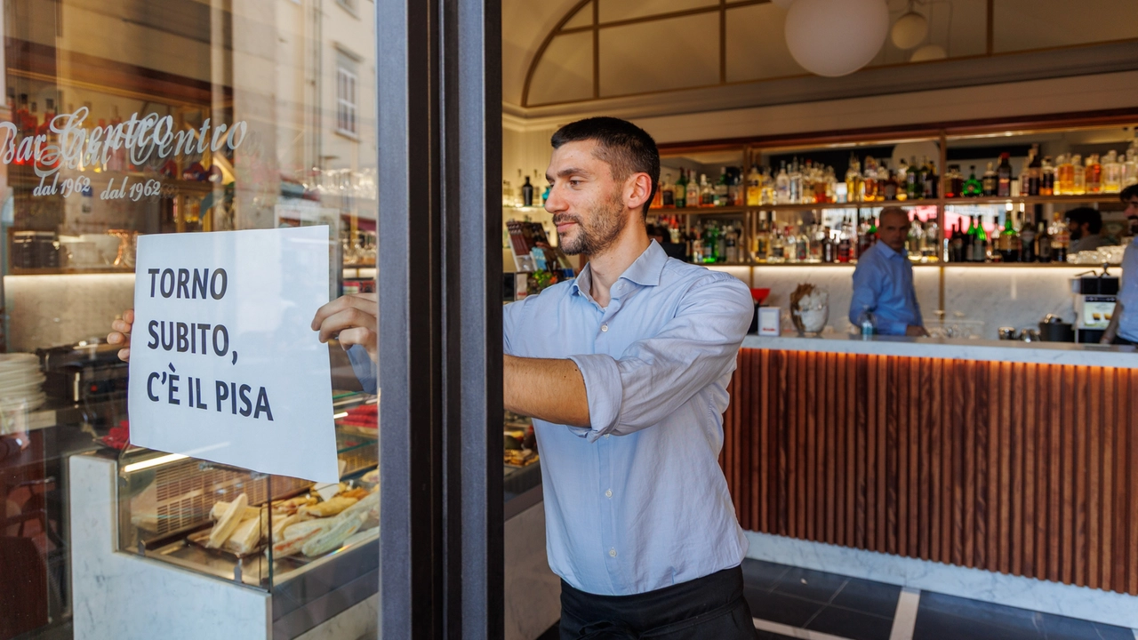 Torno subito, c'è il Pisa, cartello affisso nella vetrina del Bar Centro il 4 aprile 2025, il giorno prima della partita contro il Modena(foto di Enrico Mattia Del Punta)