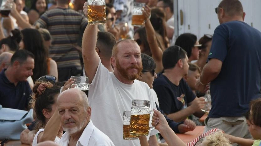 La Festa della birra ogni anno richiama a Carrarafiere migliaia di avventori appassionati della bionda bavarese La Festa della birra ogni anno richiama a Carrarafiere migliaia di avventori appassionati della bionda bavarese