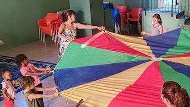Indossare una maschera non per travestirsi, ma per mettersi nei panni dell’altro. E l’altro ha il volto dei bambini rifugiati... Indossare una maschera non per travestirsi, ma per mettersi nei panni dell’altro. E l’altro ha il volto dei bambini rifugiati...
