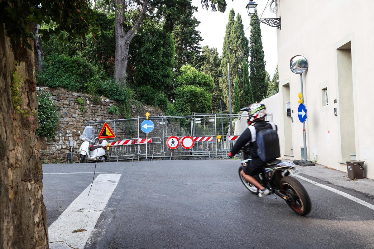 Via Benedetto Fortini, collina paralizzata. E non c’è il cronoprogramma