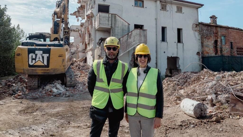 La sindaca Sara D’Ambrosio con l’assessore Francesco Mastromei il giorno della demolizione dell’edificio confiscato La sindaca Sara D’Ambrosio con l’assessore Francesco Mastromei il giorno della demolizione dell’edificio confiscato