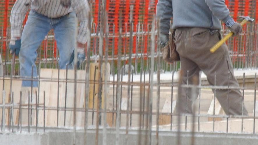 Operai su un cantiere. Il Comune di Montelupo ha previsto diversi lavori per i prossimi tre anni Operai su un cantiere. Il Comune di Montelupo ha previsto diversi lavori per i prossimi tre anni