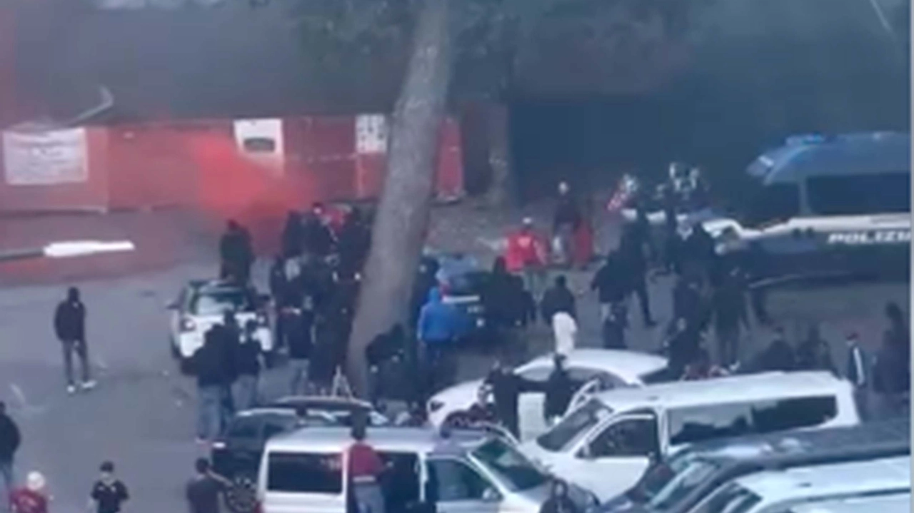 Ecco alcuni momenti della rappreseglia dei livornesi contro la polizia (foto Lazzeroni) Ecco alcuni momenti della rappreseglia dei livornesi contro la polizia (foto Lazzeroni)