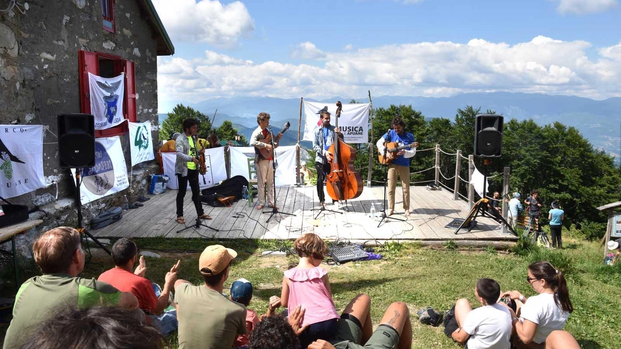 Il Rifugio Rossi sulla Pania (. Borghesi