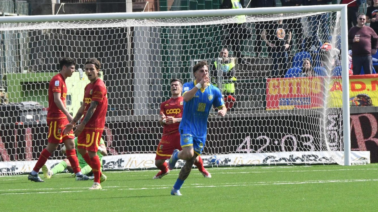 Carrarese-Catanzaro 2-2: Cherubini e Shpendi salvano il pareggio
