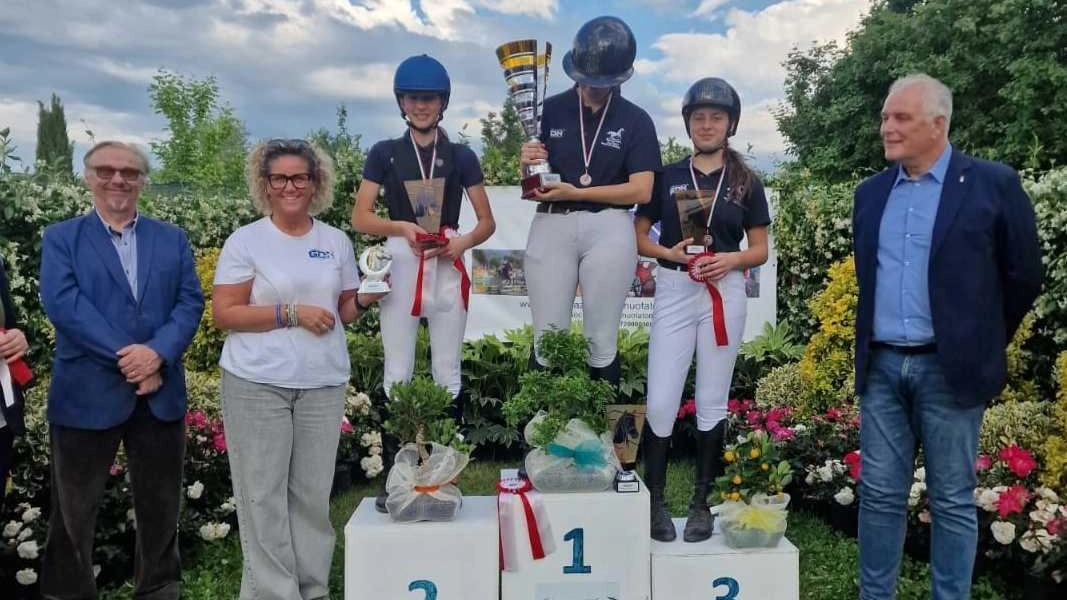 Il podio con Sofia Baroncelli. Accanto, la mamma di Giak Di Napoli, Cristina Il podio con Sofia Baroncelli. Accanto, la mamma di Giak Di Napoli, Cristina