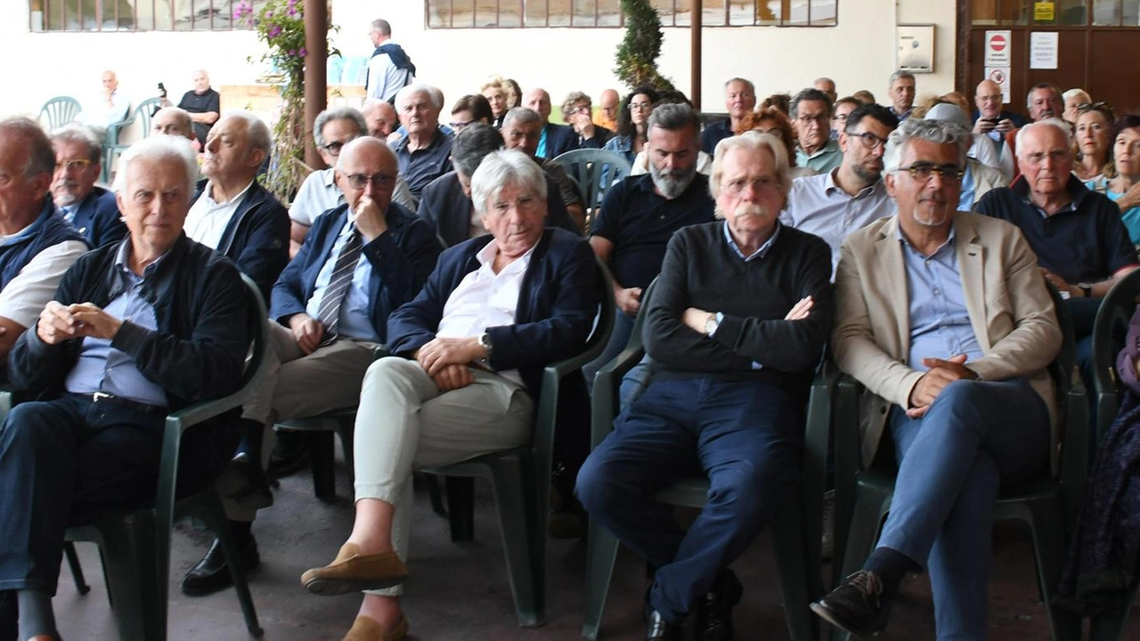 Operatori, ambientalisti, cittadini e terminalisti al biscottificio Piemonte in occasione della presentazione del libro di Cristina Lorenzi . Operatori, ambientalisti, cittadini e terminalisti al biscottificio Piemonte in occasione della presentazione del libro di Cristina Lorenzi .