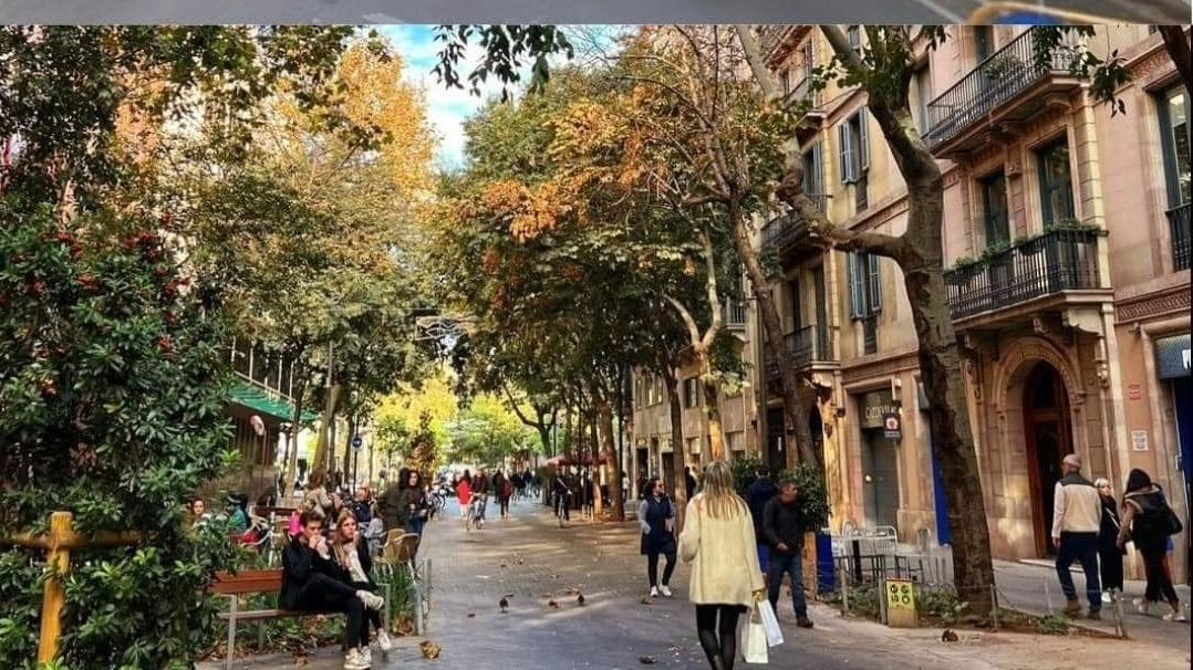 Una via di Barcellona, in Spagna: nel tondo a fianco com’era, sopra com’è adesso Una via di Barcellona, in Spagna: nel tondo a fianco com’era, sopra com’è adesso