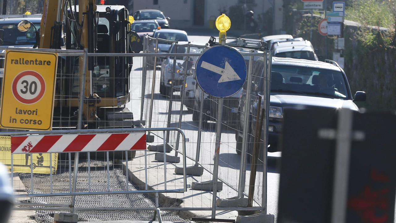 Cantieri in via Bolognese, caos e traffico (Foto Marco Mori/New Press Photo) Cantieri in via Bolognese, caos e traffico (Foto Marco Mori/New Press Photo)