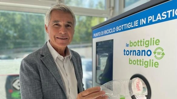 Circa 61 tonnellate di bottiglie Pet usate raccolte per riprodurre bottiglie e oltre 3,8 milioni di bottiglie conferite. Sono questi... Circa 61 tonnellate di bottiglie Pet usate raccolte per riprodurre bottiglie e oltre 3,8 milioni di bottiglie conferite. Sono questi...