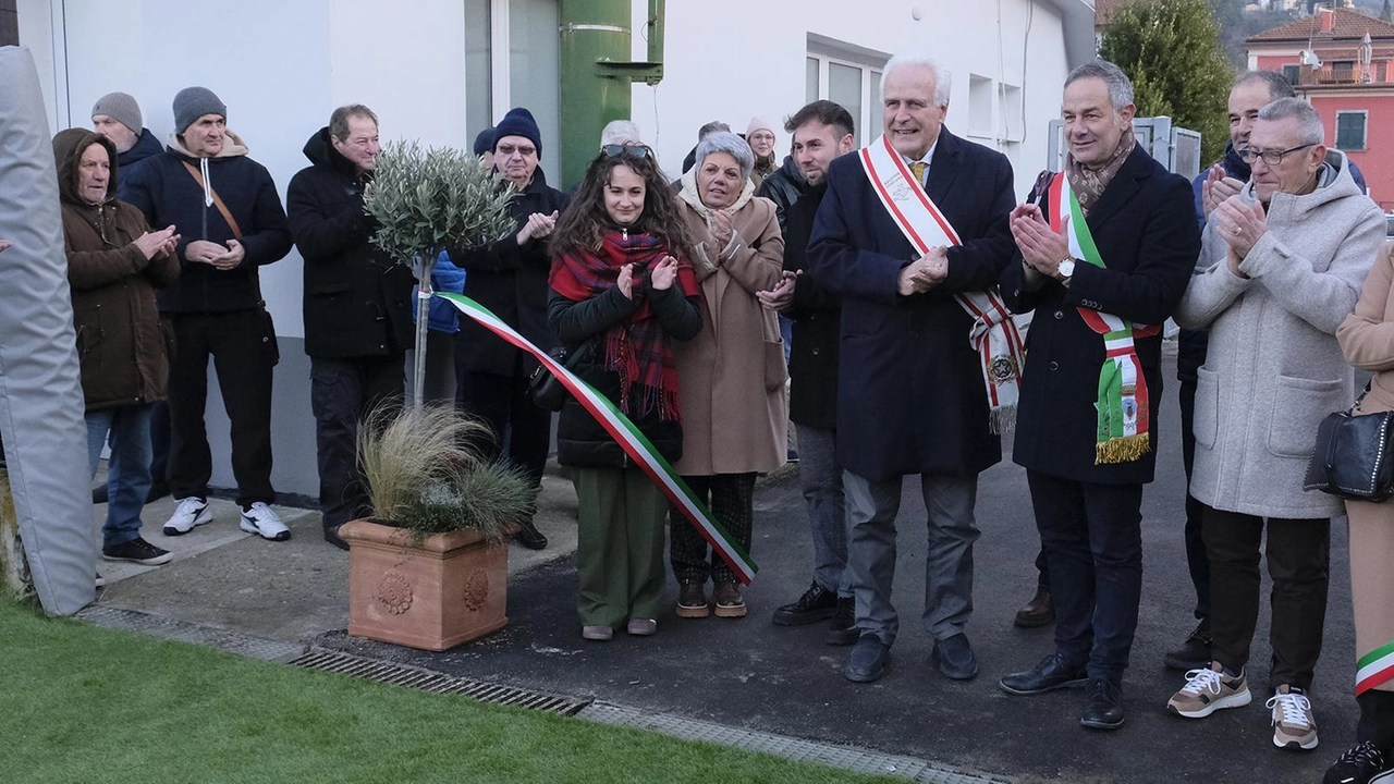 Il presidente della Regione Eugenio Giani alla cerimonia di inaugurazione dell’impianto dopo i lavori. Rifatte e coperte le gradinate, gli infissi e il manto erboso, protezione termica per gli spogliatoi . Il presidente della Regione Eugenio Giani alla cerimonia di inaugurazione dell’impianto dopo i lavori. Rifatte e coperte le gradinate, gli infissi e il manto erboso, protezione termica per gli spogliatoi .