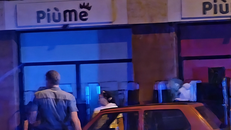 L’uomo steso a terra è stato portato al Noa per le ferite riportate L’uomo steso a terra è stato portato al Noa per le ferite riportate