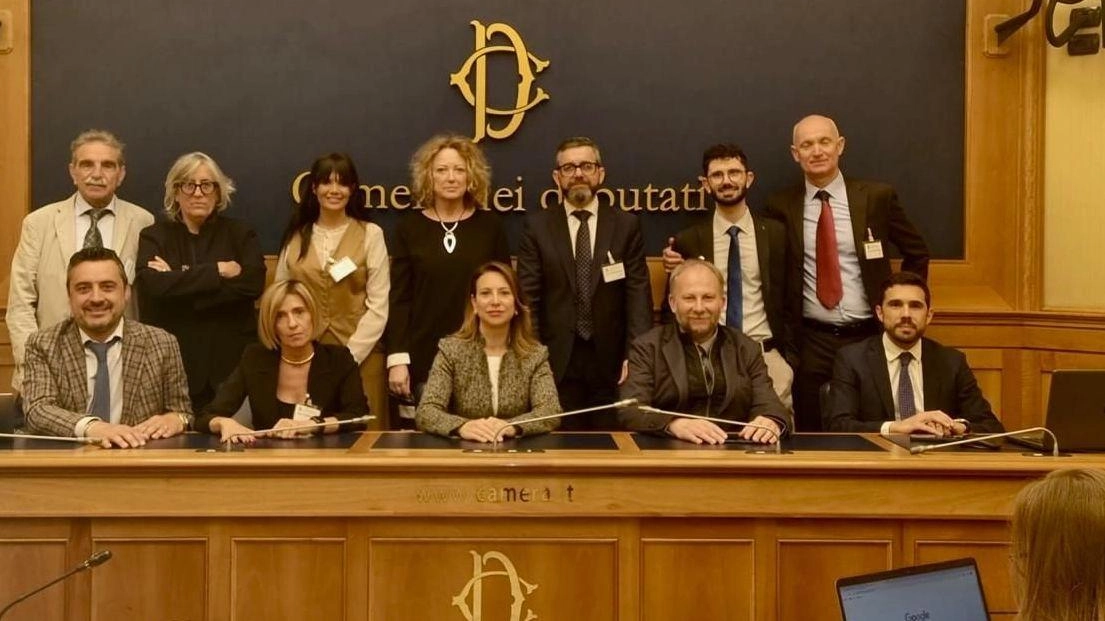 Il candidato sindaco di Chianciano con i deputati FdI Michelotti e Giorgianni. Alla Camera anche alcuni aspiranti consiglieri della lista ’Punto e a capo’