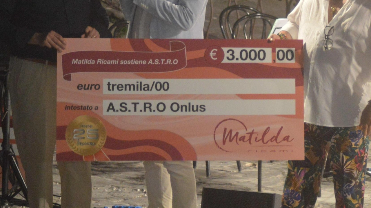 Da sinistra il presidente dell’associazione. Astro. Paolo Scardigli,. il presentatore della serata. Cagliostro ed Elio Orlando di Matilda Ricami durante la consegna dell’assegno da tremila euro Da sinistra il presidente dell’associazione. Astro. Paolo Scardigli,. il presentatore della serata. Cagliostro ed Elio Orlando di Matilda Ricami durante la consegna dell’assegno da tremila euro