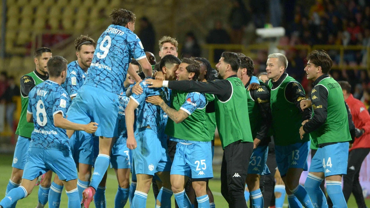 L’applauso ai 125 supporters al seguito della squadra "Questa importante impresa è dedicata anche a loro". . L’applauso ai 125 supporters al seguito della squadra "Questa importante impresa è dedicata anche a loro". .