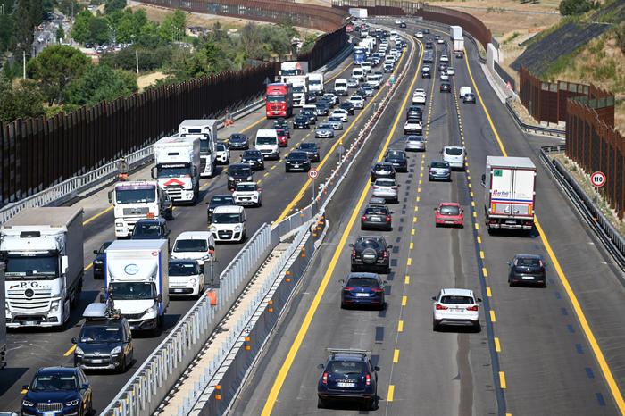 ponte 2 giugno traffico intenso verso le località di mare