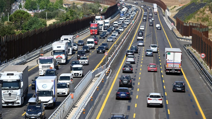 Traffico intenso su strade e autostrade per il ponte del 2 giugno (foto archivio Ansa) Traffico intenso su strade e autostrade per il ponte del 2 giugno (foto archivio Ansa)