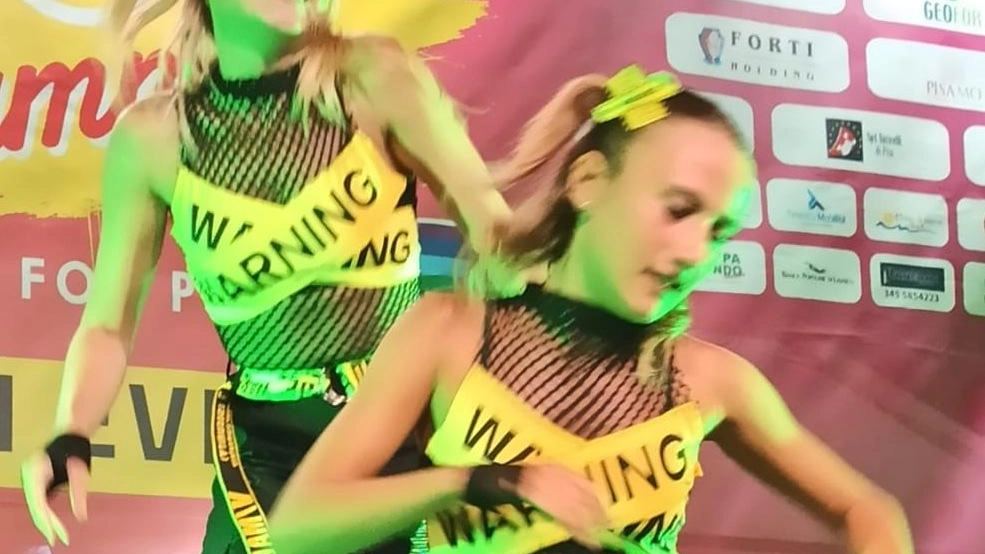 La cantante trionfa nella seconda tappa del contest a Calambrone. Grande pubblico e applausi per tutti i partecipanti al concorso. Sale l’attesa per il 13 agosto: gran finale in piazza Viviani a Marina . La cantante trionfa nella seconda tappa del contest a Calambrone. Grande pubblico e applausi per tutti i partecipanti al concorso. Sale l’attesa per il 13 agosto: gran finale in piazza Viviani a Marina .