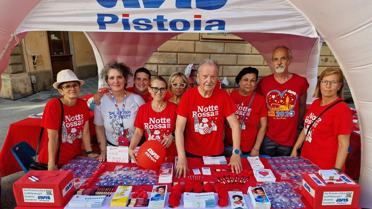 Ieri, la Notte Rossa di Avis Pistoia fra tante iniziative e l’attività di sensibilizzazione. "Donare è facilissimo"