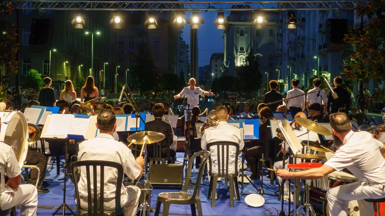 Successo per il “Concerto del Mare” in piazza Verdi, esibizione della fanfara del Comando interregionale marittimo nord, diretta da Vito... Successo per il “Concerto del Mare” in piazza Verdi, esibizione della fanfara del Comando interregionale marittimo nord, diretta da Vito...