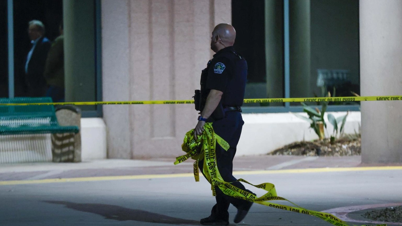 Almeno due persone, oltre all'aggressore che si è suicidato, sono rimaste uccise nella sparatoria in una scuola cattolica a Minneapolis.... Almeno due persone, oltre all'aggressore che si è suicidato, sono rimaste uccise nella sparatoria in una scuola cattolica a Minneapolis....