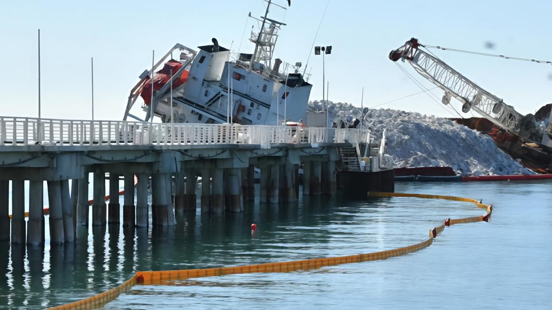 marina di massa la nave guang rong resta incagliata fino a fine estate