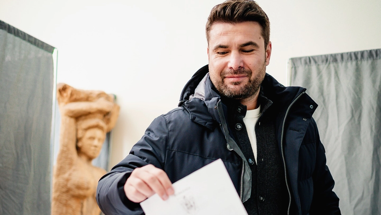 Elezioni presidenziali in Romania, Adrian Mutu al voto nel seggio di Prato Elezioni presidenziali in Romania, Adrian Mutu al voto nel seggio di Prato