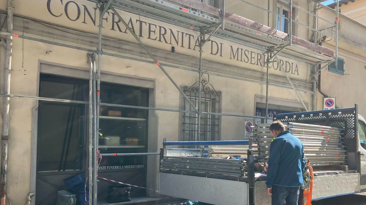 Si monta l’impalcatura davanti alla sede storica della Misericordia