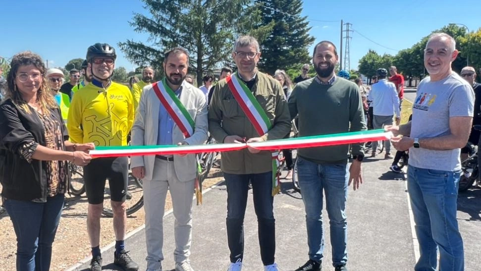 L’inaugurazione della nuova pista ciclo pedonale con un giro collettivo fino al campo sportivo. Il sindaco Alderigi: "Grande orgoglio. Un impegno che siamo riusciti a realizzare con le nostre forze". L’inaugurazione della nuova pista ciclo pedonale con un giro collettivo fino al campo sportivo. Il sindaco Alderigi: "Grande orgoglio. Un impegno che siamo riusciti a realizzare con le nostre forze".