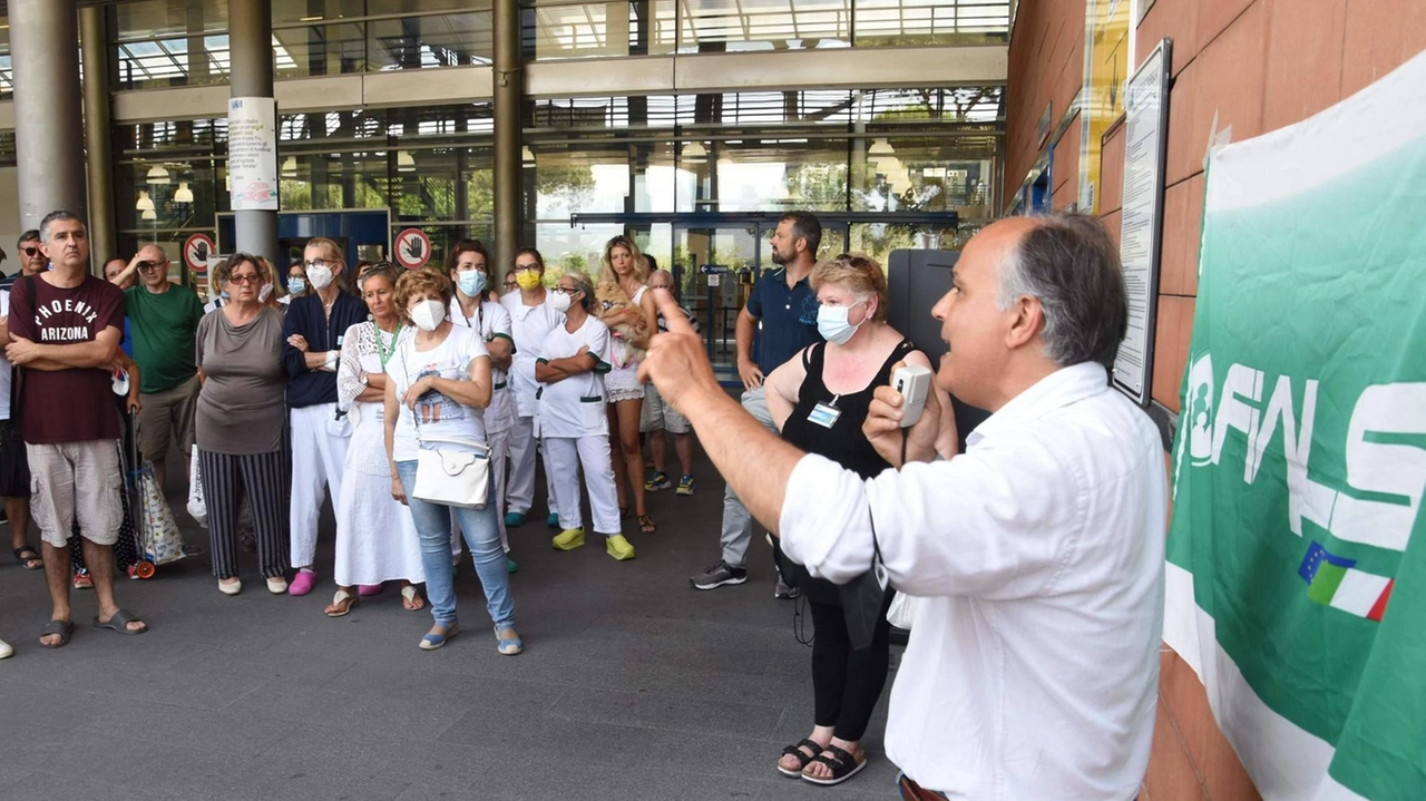 Il segretario del Fials Daniele Soddu a un presidio di fronte all’ospedale Versilia Il segretario del Fials Daniele Soddu a un presidio di fronte all’ospedale Versilia