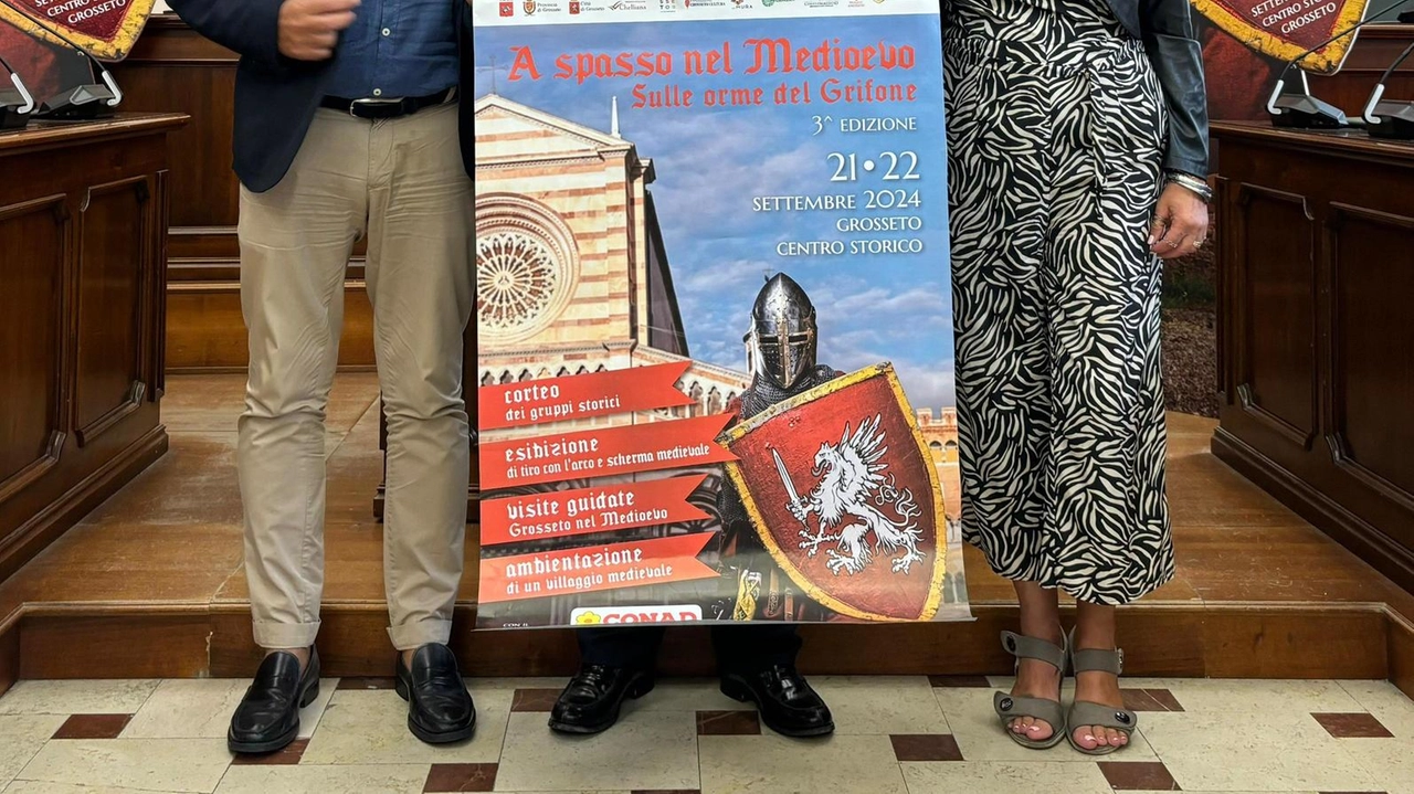 Bruno Ceccherini, Antonfrancesco Vivarelli Colonna e Anna Bonelli mostra il manifesto dell’appuntamento «A spasso nel Medioevo»