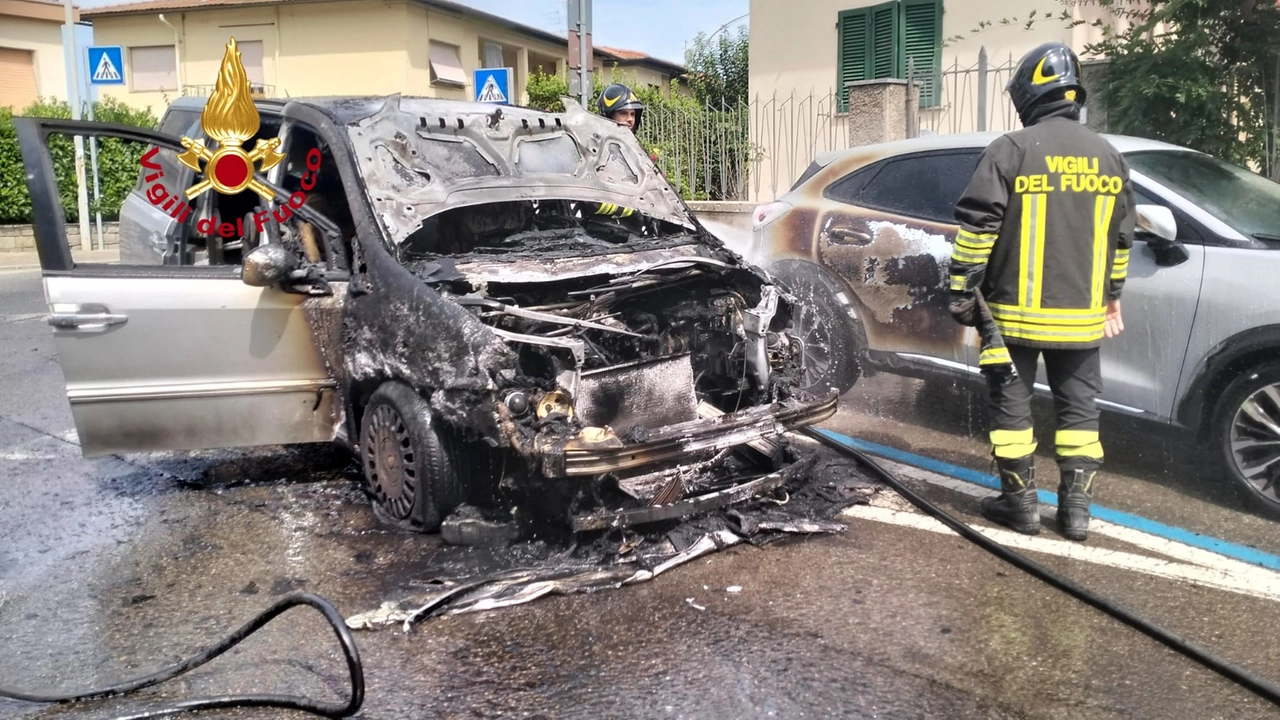 L'auto distrutta dal fuoco a San Casciano Val di Pesa L'auto distrutta dal fuoco a San Casciano Val di Pesa