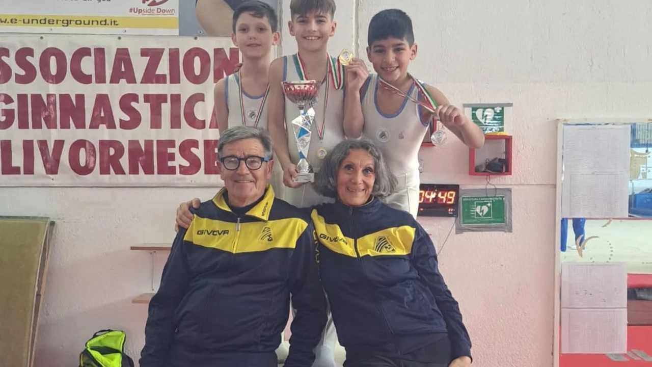 Alcuni ginnasti dell'Arcobaleno a Livorno insieme ad Adolfetti e a Fratini