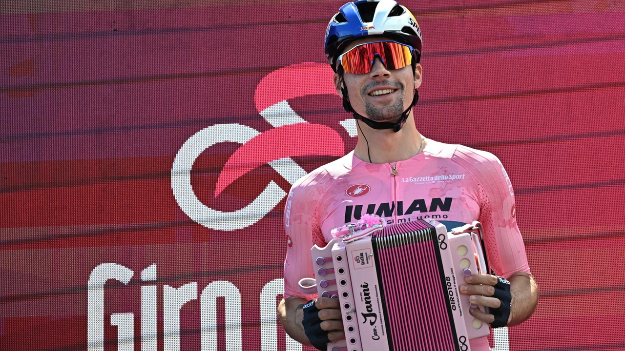 Primož Roglič, 35 anni, campione di ciclismo qui con la maglia rosa ad inizio Giro Primož Roglič, 35 anni, campione di ciclismo qui con la maglia rosa ad inizio Giro